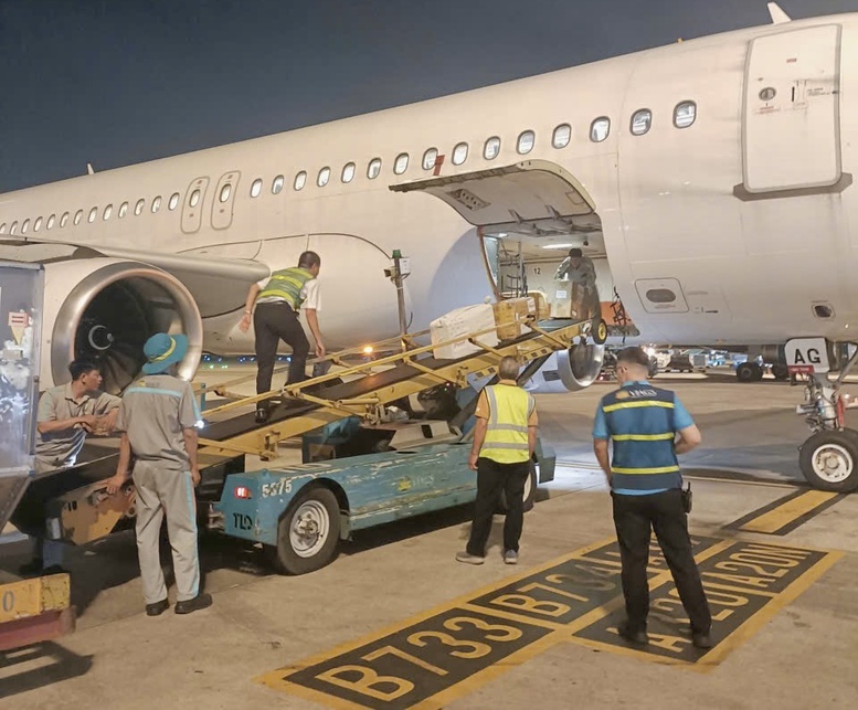 Gần 500kg hàng hóa hỗ trợ vùng lũ đã được Vietnam Airlines vận chuyển đến Huế- Ảnh 4.
