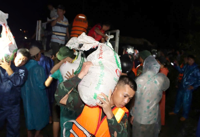 Căng mình giúp dân trong lũ lịch sử: Mệnh lệnh từ trái tim người lính- Ảnh 13.