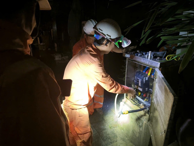 Nỗ lực khôi phục lưới điện sau mưa lũ tại miền Trung- Ảnh 6.