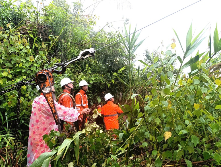 Nỗ lực khôi phục lưới điện sau mưa lũ tại miền Trung- Ảnh 5.