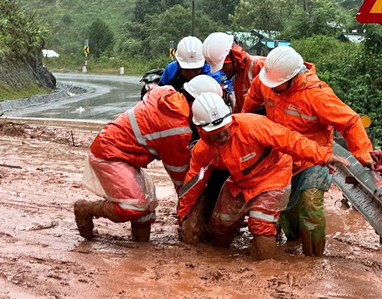 Nỗ lực khôi phục lưới điện sau mưa lũ tại miền Trung- Ảnh 1.