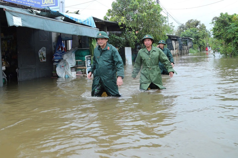 Căng mình giúp dân trong lũ lịch sử: Mệnh lệnh từ trái tim người lính- Ảnh 4.