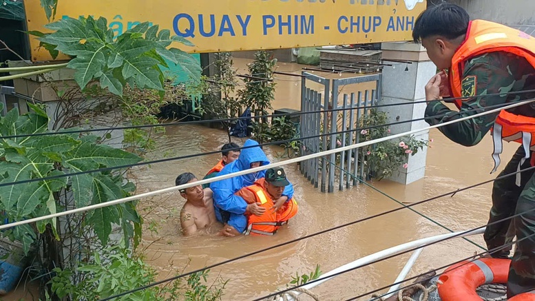 Căng mình giúp dân trong lũ lịch sử: Mệnh lệnh từ trái tim người lính- Ảnh 12.