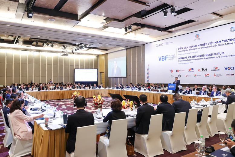 Thủ tướng đánh giá, chủ đề Diễn đàn năm nay mang tính thời sự và ý nghĩa sâu sắc, khi được đặt trong bối cảnh thế giới và Việt Nam coi chuyển đổi xanh và chuyển đổi số là những động lực then chốt cho phát triển nhanh, bền vững - Ảnh: VGP/Nhật Bắc