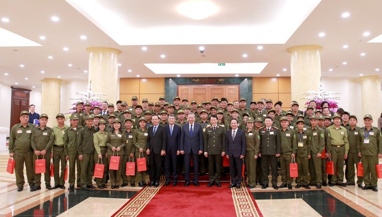 Tổng Bí thư Tô Lâm gặp mặt các tập thể, cá nhân tham gia bảo vệ an ninh, trật tự ở cơ sở tiêu biểu, xuất sắc- Ảnh 4. Tổng Bí thư Tô Lâm gặp mặt các tập thể, cá nhân tham gia bảo vệ an ninh, trật tự ở cơ sở tiêu biểu, xuất sắc- Ảnh 4.