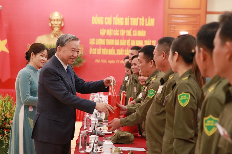 Tổng Bí thư Tô Lâm gặp mặt các tập thể, cá nhân tham gia bảo vệ an ninh, trật tự ở cơ sở tiêu biểu, xuất sắc- Ảnh 2. Tổng Bí thư Tô Lâm gặp mặt các tập thể, cá nhân tham gia bảo vệ an ninh, trật tự ở cơ sở tiêu biểu, xuất sắc- Ảnh 2.