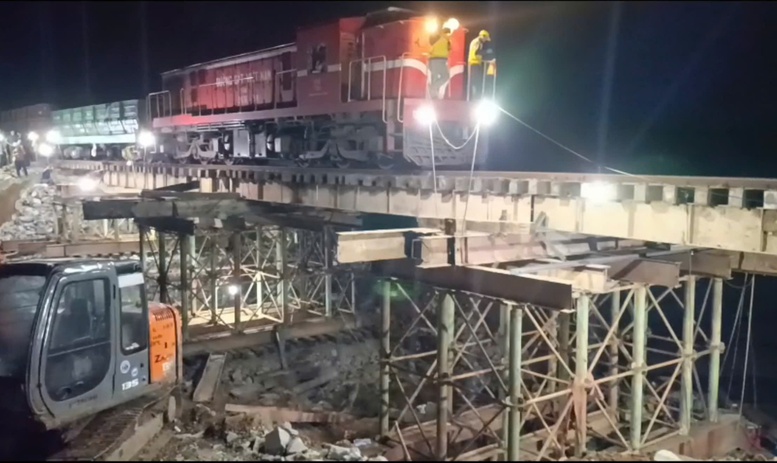 Khôi phục tuyến đường sắt Bắc-Nam sau 4 ngày gián đoạn do bão số 13- Ảnh 1.