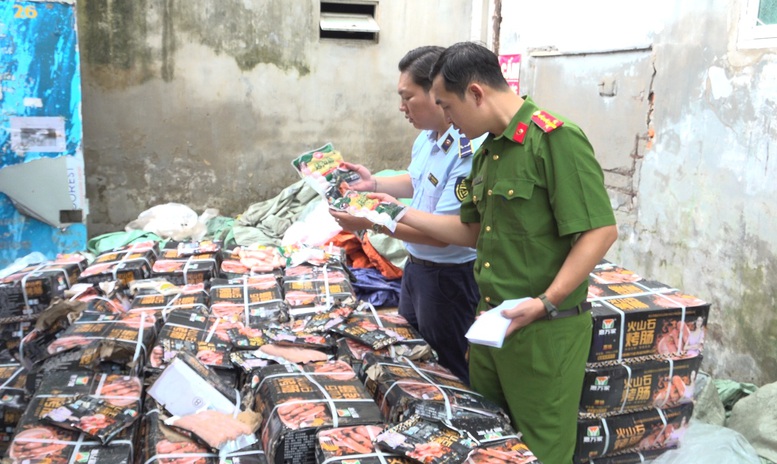 Phát hiện, tạm giữ gần 1,7 tấn xúc xích không rõ nguồn gốc- Ảnh 1. Phát hiện, tạm giữ gần 1,7 tấn xúc xích không rõ nguồn gốc- Ảnh 1.