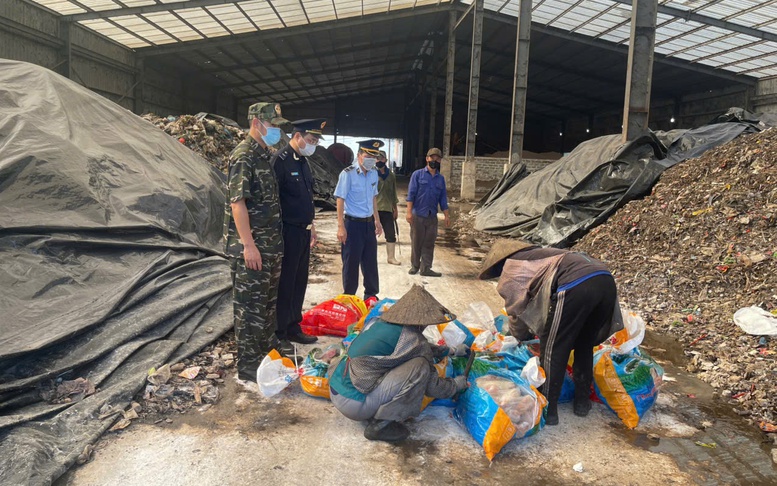 Quảng Ninh: Phát hiện, tiêu hủy 300 kg chân lợn đông lạnh không rõ xuất xứ