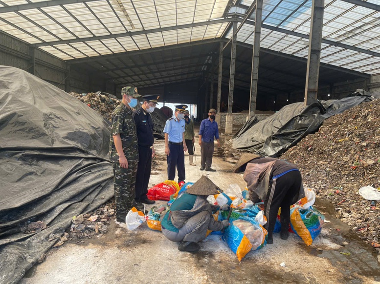 Quảng Ninh: Phát hiện, tiêu hủy 300 kg chân lợn đông lạnh không rõ xuất xứ- Ảnh 2. Quảng Ninh: Phát hiện, tiêu hủy 300 kg chân lợn đông lạnh không rõ xuất xứ- Ảnh 2.