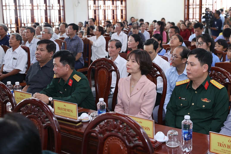 Thủ tướng dự Ngày hội Đại đoàn kết toàn dân tộc tại xã Đề Gi, tỉnh Gia Lai- Ảnh 11. Thủ tướng dự Ngày hội Đại đoàn kết toàn dân tộc tại xã Đề Gi, tỉnh Gia Lai- Ảnh 11.