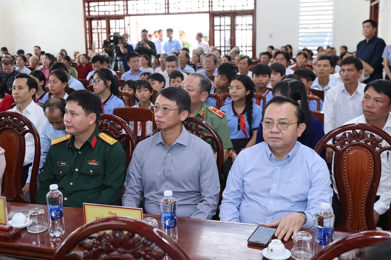 Thủ tướng dự Ngày hội Đại đoàn kết toàn dân tộc tại xã Đề Gi, tỉnh Gia Lai- Ảnh 12. Thủ tướng dự Ngày hội Đại đoàn kết toàn dân tộc tại xã Đề Gi, tỉnh Gia Lai- Ảnh 12.