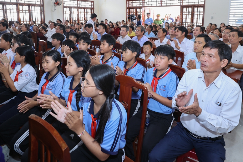 Thủ tướng dự Ngày hội Đại đoàn kết toàn dân tộc tại xã Đề Gi, tỉnh Gia Lai- Ảnh 10. Thủ tướng dự Ngày hội Đại đoàn kết toàn dân tộc tại xã Đề Gi, tỉnh Gia Lai- Ảnh 10.