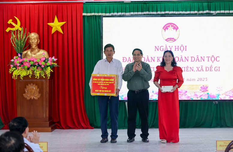 Thủ tướng dự Ngày hội Đại đoàn kết toàn dân tộc tại xã Đề Gi, tỉnh Gia Lai- Ảnh 6. Thủ tướng dự Ngày hội Đại đoàn kết toàn dân tộc tại xã Đề Gi, tỉnh Gia Lai- Ảnh 6.