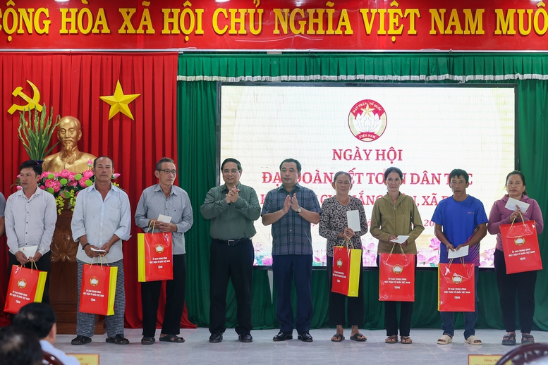 Thủ tướng dự Ngày hội Đại đoàn kết toàn dân tộc tại xã Đề Gi, tỉnh Gia Lai- Ảnh 4. Thủ tướng dự Ngày hội Đại đoàn kết toàn dân tộc tại xã Đề Gi, tỉnh Gia Lai- Ảnh 4.