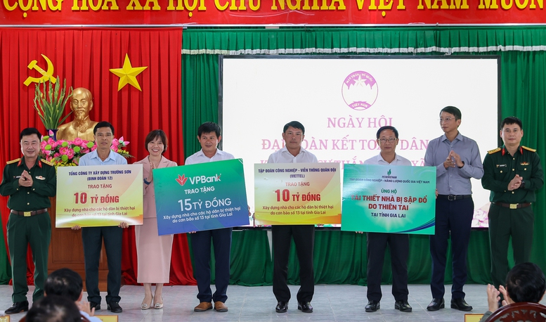 Thủ tướng dự Ngày hội Đại đoàn kết toàn dân tộc tại xã Đề Gi, tỉnh Gia Lai- Ảnh 8. Thủ tướng dự Ngày hội Đại đoàn kết toàn dân tộc tại xã Đề Gi, tỉnh Gia Lai- Ảnh 8.