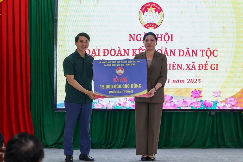 Thủ tướng dự Ngày hội Đại đoàn kết toàn dân tộc tại xã Đề Gi, tỉnh Gia Lai- Ảnh 7. Thủ tướng dự Ngày hội Đại đoàn kết toàn dân tộc tại xã Đề Gi, tỉnh Gia Lai- Ảnh 7.