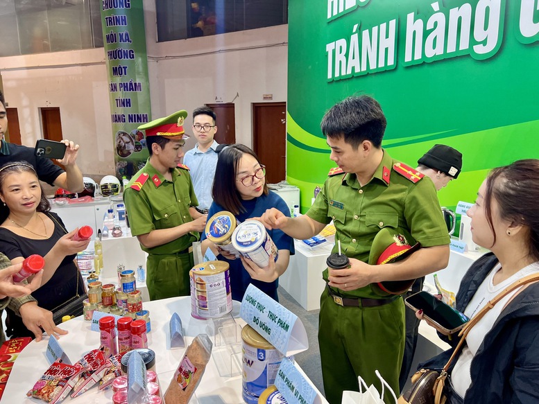 Người tiêu dùng hào hứng phân biệt hàng thật-giả tại Triển lãm sắc Thu Quảng Ninh 2025- Ảnh 4.