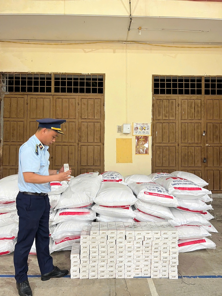 Quảng Trị: Tạm giữ hơn 3 tấn đường cát và 1.150 bao thuốc lá lậu- Ảnh 1.