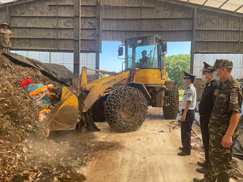 Quảng Ninh: Phát hiện, tiêu hủy 300 kg chân lợn đông lạnh không rõ xuất xứ- Ảnh 3. Quảng Ninh: Phát hiện, tiêu hủy 300 kg chân lợn đông lạnh không rõ xuất xứ- Ảnh 3.
