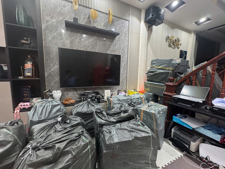 Phát hiện gần 6.000 sản phẩm giày dép giả mạo nhãn hiệu nổi tiếng tại Hà Nội- Ảnh 1. Phát hiện gần 6.000 sản phẩm giày dép giả mạo nhãn hiệu nổi tiếng tại Hà Nội- Ảnh 1.