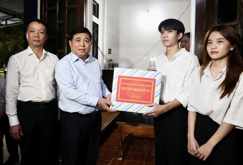 Phó Thủ tướng Nguyễn Chí Dũng thăm hỏi, động viên các gia đình bị ảnh hưởng bởi mưa lũ tại Huế- Ảnh 3.