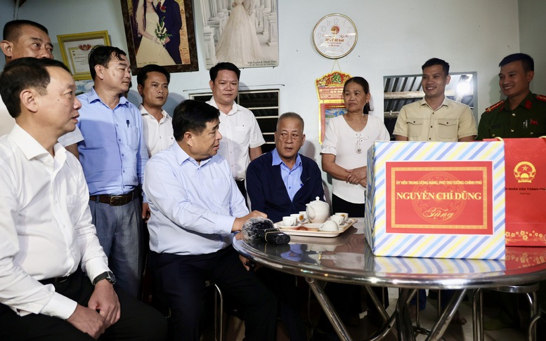 Phó Thủ tướng Nguyễn Chí Dũng thăm hỏi, động viên các gia đình bị ảnh hưởng bởi mưa lũ tại Huế