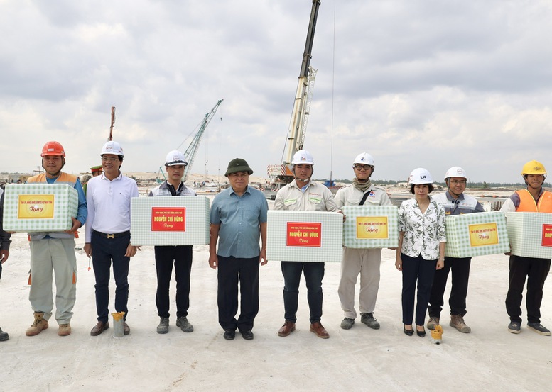 Phó Thủ tướng Nguyễn Chí Dũng thị sát, kiểm tra các dự án trọng điểm tỉnh Quảng Trị- Ảnh 5. Phó Thủ tướng Nguyễn Chí Dũng thị sát, kiểm tra các dự án trọng điểm tỉnh Quảng Trị- Ảnh 5.