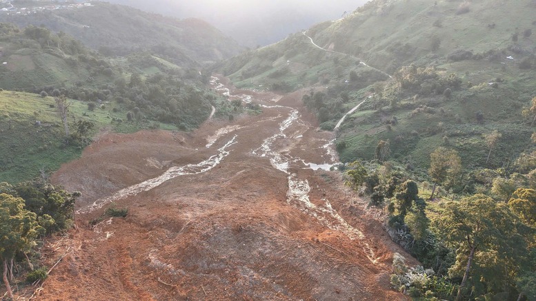 Quân đội lập sở chỉ huy tiền phương ứng phó với sạt lở núi ở Đà Nẵng- Ảnh 3. Quân đội lập sở chỉ huy tiền phương ứng phó với sạt lở núi ở Đà Nẵng- Ảnh 3.