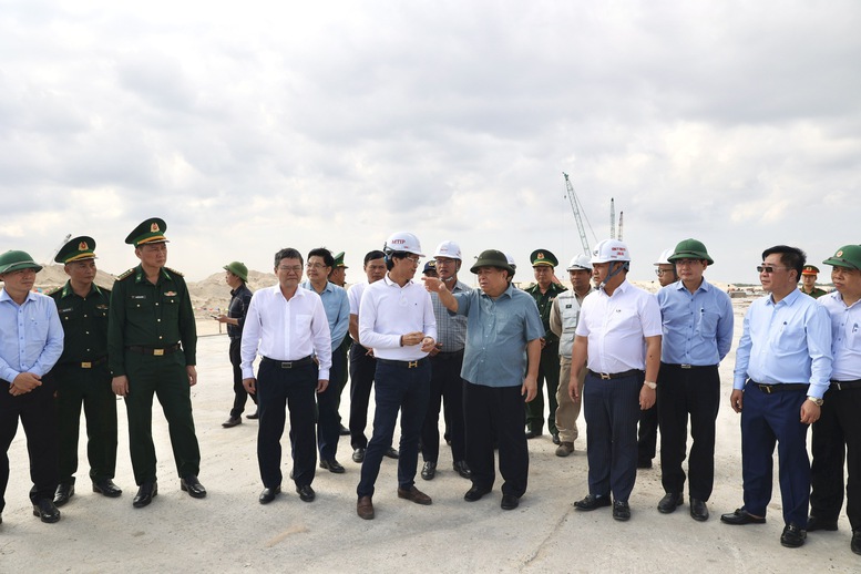 Phó Thủ tướng Nguyễn Chí Dũng thị sát, kiểm tra các dự án trọng điểm tỉnh Quảng Trị- Ảnh 3. Phó Thủ tướng Nguyễn Chí Dũng thị sát, kiểm tra các dự án trọng điểm tỉnh Quảng Trị- Ảnh 3.