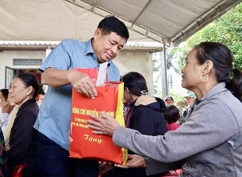 Phó Thủ tướng Nguyễn Chí Dũng thị sát, kiểm tra các dự án trọng điểm tỉnh Quảng Trị- Ảnh 2. Phó Thủ tướng Nguyễn Chí Dũng thị sát, kiểm tra các dự án trọng điểm tỉnh Quảng Trị- Ảnh 2.