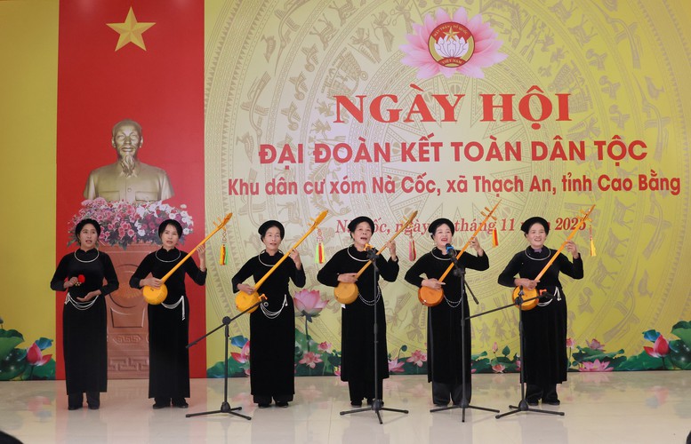 Phó Thủ tướng Hồ Quốc Dũng dự Ngày hội Đại đoàn kết toàn dân tộc tại khu dân cư Nà Cốc, Cao Bằng- Ảnh 6.