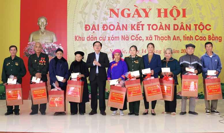Phó Thủ tướng Hồ Quốc Dũng dự Ngày hội Đại đoàn kết toàn dân tộc tại khu dân cư Nà Cốc, Cao Bằng- Ảnh 4.