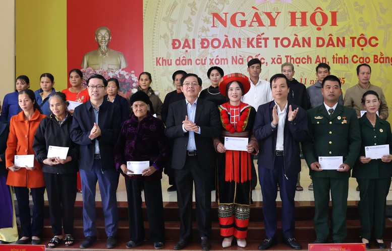 Phó Thủ tướng Hồ Quốc Dũng dự Ngày hội Đại đoàn kết toàn dân tộc tại khu dân cư Nà Cốc, Cao Bằng- Ảnh 5.