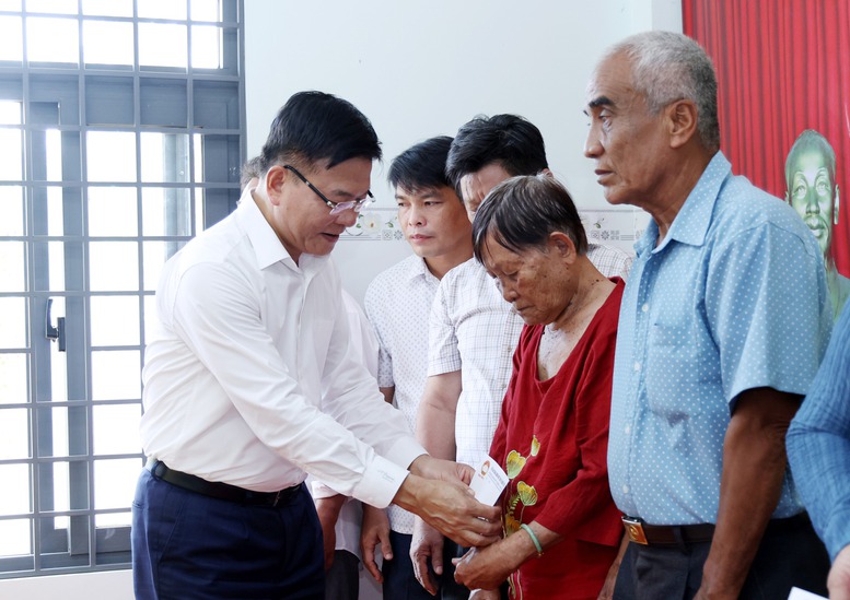 Phó Thủ tướng Lê Thành Long dự Ngày hội Đại đoàn kết toàn dân tộc tại An Giang- Ảnh 3. Phó Thủ tướng Lê Thành Long dự Ngày hội Đại đoàn kết toàn dân tộc tại An Giang- Ảnh 3.