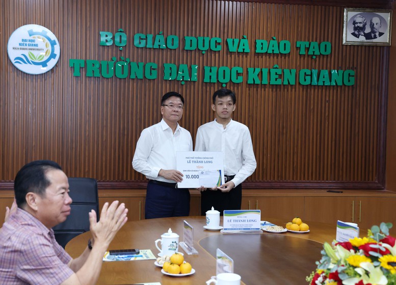 Phó Thủ tướng Lê Thành Long: Đại học Kiên Giang cần tập trung hơn cho nghiên cứu khoa học, đổi mới sáng tạo- Ảnh 5.