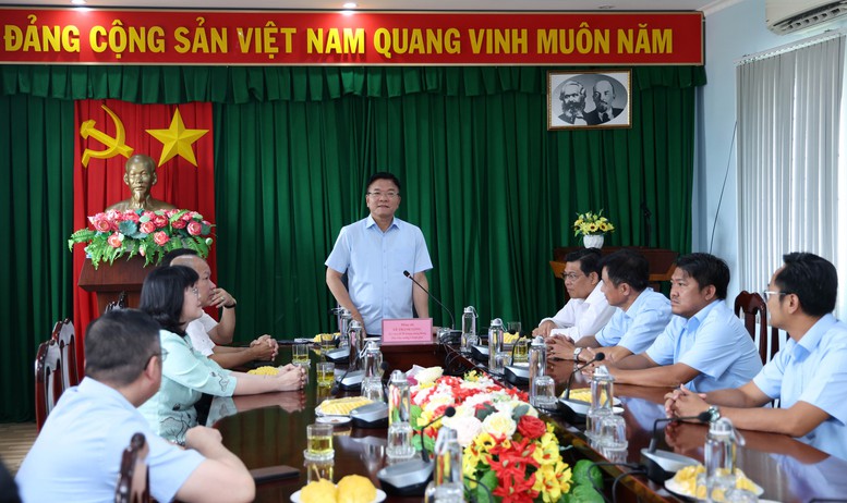 Phó Thủ tướng Lê Thành Long dự Ngày hội Đại đoàn kết toàn dân tộc tại An Giang- Ảnh 7. Phó Thủ tướng Lê Thành Long dự Ngày hội Đại đoàn kết toàn dân tộc tại An Giang- Ảnh 7.