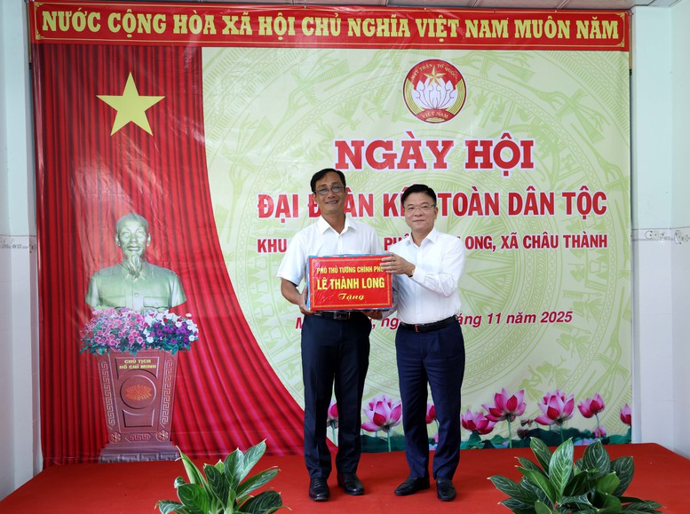 Phó Thủ tướng Lê Thành Long dự Ngày hội Đại đoàn kết toàn dân tộc tại An Giang- Ảnh 5. Phó Thủ tướng Lê Thành Long dự Ngày hội Đại đoàn kết toàn dân tộc tại An Giang- Ảnh 5.
