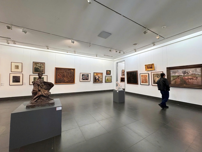 150 tác phẩm tranh, tượng, phù điêu tại Triển lãm ‘100 năm Mỹ thuật hiện đại’- Ảnh 3. 150 tác phẩm tranh, tượng, phù điêu tại Triển lãm ‘100 năm Mỹ thuật hiện đại’- Ảnh 3.