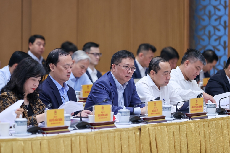 Thủ tướng: Dứt khoát cắt bỏ những thủ tục không cần thiết mà người dân vẫn phải làm- Ảnh 3.