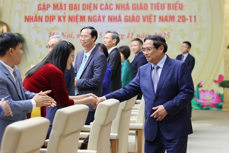 TỔNG THUẬT: Thủ tướng Chính phủ gặp mặt đại diện các nhà giáo tiêu biểu nhân Ngày Nhà giáo Việt Nam 20/11- Ảnh 4. TỔNG THUẬT: Thủ tướng Chính phủ gặp mặt đại diện các nhà giáo tiêu biểu nhân Ngày Nhà giáo Việt Nam 20/11- Ảnh 4.