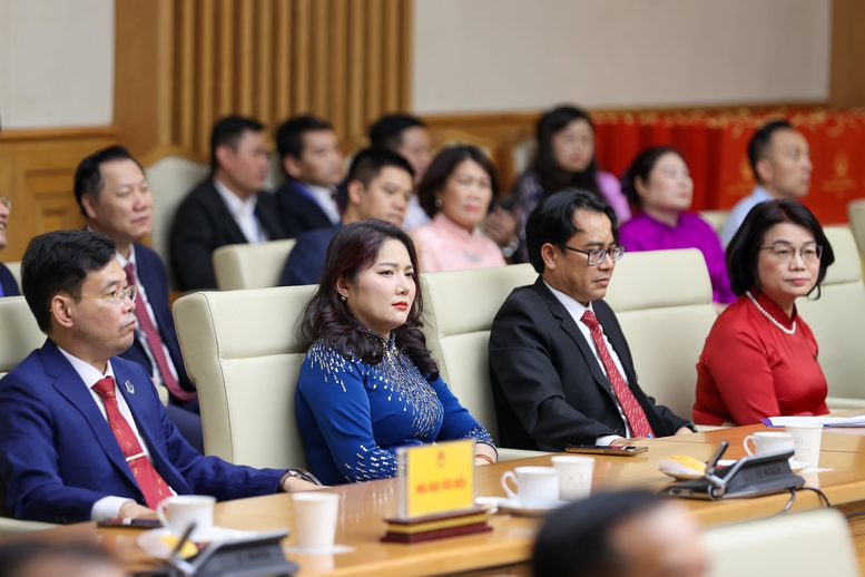 TỔNG THUẬT: Thủ tướng Chính phủ gặp mặt đại diện các nhà giáo tiêu biểu nhân Ngày Nhà giáo Việt Nam 20/11- Ảnh 11. TỔNG THUẬT: Thủ tướng Chính phủ gặp mặt đại diện các nhà giáo tiêu biểu nhân Ngày Nhà giáo Việt Nam 20/11- Ảnh 11.