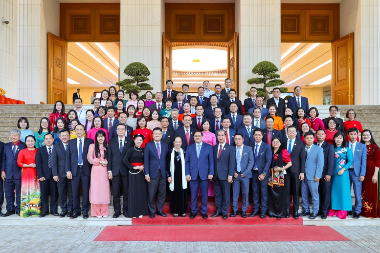 TỔNG THUẬT: Thủ tướng Chính phủ gặp mặt đại diện các nhà giáo tiêu biểu nhân Ngày Nhà giáo Việt Nam 20/11- Ảnh 21. TỔNG THUẬT: Thủ tướng Chính phủ gặp mặt đại diện các nhà giáo tiêu biểu nhân Ngày Nhà giáo Việt Nam 20/11- Ảnh 21.