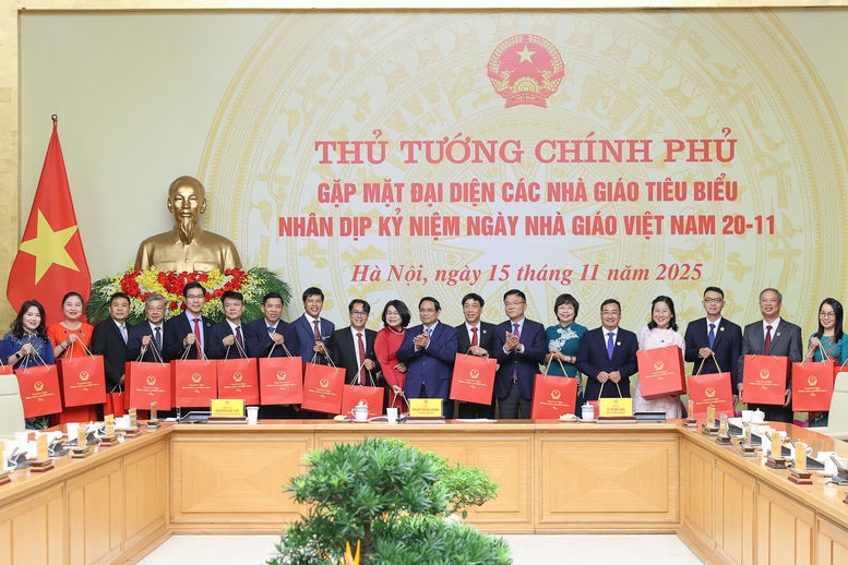 TỔNG THUẬT: Thủ tướng Chính phủ gặp mặt đại diện các nhà giáo tiêu biểu nhân Ngày Nhà giáo Việt Nam 20/11- Ảnh 16. TỔNG THUẬT: Thủ tướng Chính phủ gặp mặt đại diện các nhà giáo tiêu biểu nhân Ngày Nhà giáo Việt Nam 20/11- Ảnh 16.