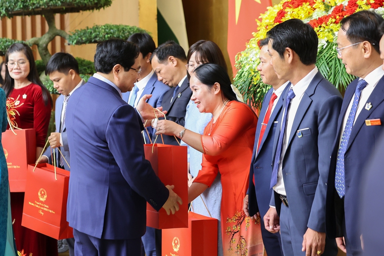 TỔNG THUẬT: Thủ tướng Chính phủ gặp mặt đại diện các nhà giáo tiêu biểu nhân Ngày Nhà giáo Việt Nam 20/11- Ảnh 13. TỔNG THUẬT: Thủ tướng Chính phủ gặp mặt đại diện các nhà giáo tiêu biểu nhân Ngày Nhà giáo Việt Nam 20/11- Ảnh 13.