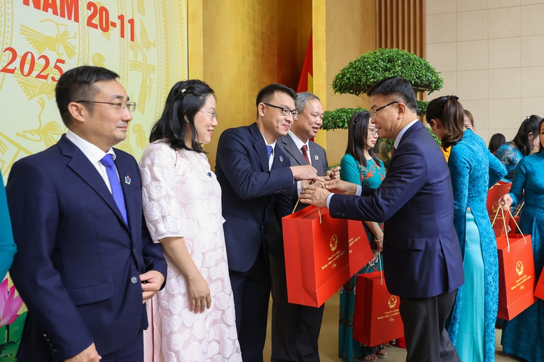 TỔNG THUẬT: Thủ tướng Chính phủ gặp mặt đại diện các nhà giáo tiêu biểu nhân Ngày Nhà giáo Việt Nam 20/11- Ảnh 14. TỔNG THUẬT: Thủ tướng Chính phủ gặp mặt đại diện các nhà giáo tiêu biểu nhân Ngày Nhà giáo Việt Nam 20/11- Ảnh 14.