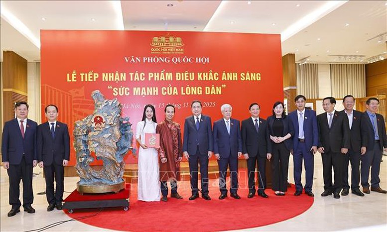Chủ tịch Quốc hội dự Lễ tiếp nhận tác phẩm điêu khắc ánh sáng 'Sức mạnh của lòng dân'- Ảnh 3. Chủ tịch Quốc hội dự Lễ tiếp nhận tác phẩm điêu khắc ánh sáng 'Sức mạnh của lòng dân'- Ảnh 3.