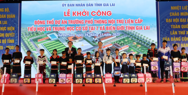 Phó Thủ tướng Hồ Quốc Dũng dự lễ khởi công 7 trường nội trú biên giới tỉnh Gia Lai- Ảnh 9. Phó Thủ tướng Hồ Quốc Dũng dự lễ khởi công 7 trường nội trú biên giới tỉnh Gia Lai- Ảnh 9.