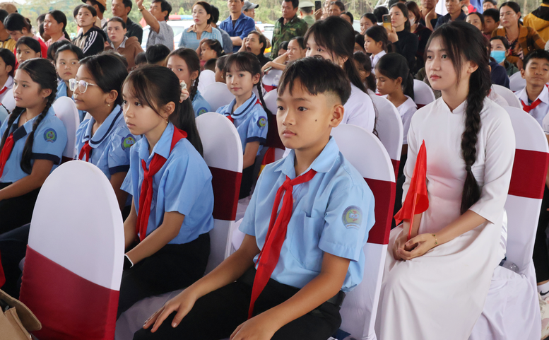 Phó Thủ tướng Hồ Quốc Dũng dự lễ khởi công 7 trường nội trú biên giới tỉnh Gia Lai- Ảnh 7. Phó Thủ tướng Hồ Quốc Dũng dự lễ khởi công 7 trường nội trú biên giới tỉnh Gia Lai- Ảnh 7.