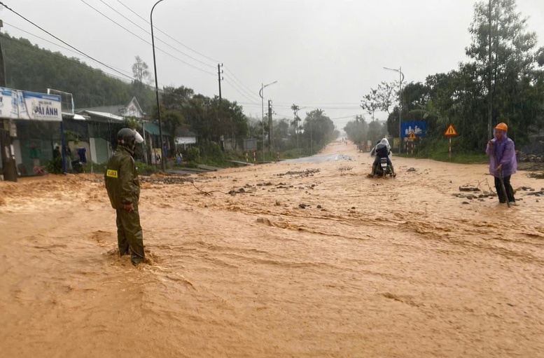 Mưa lớn trên diện rộng, cảnh báo lũ lớn trên các sông ở Đà Nẵng và Huế- Ảnh 3. Mưa lớn trên diện rộng, cảnh báo lũ lớn trên các sông ở Đà Nẵng và Huế- Ảnh 3.